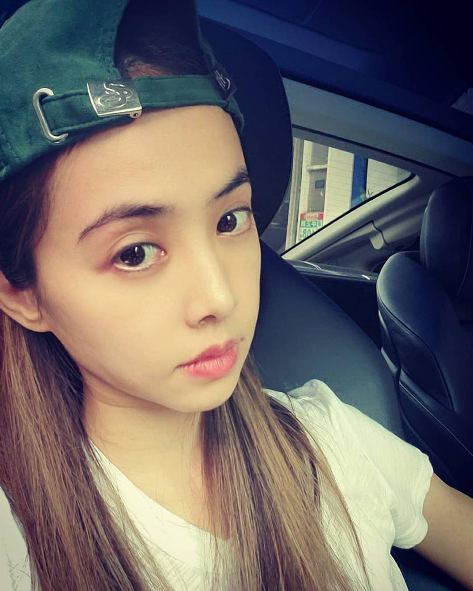 蔡依林晒自拍皮肤白嫩 反戴鸭舌帽俏皮可爱