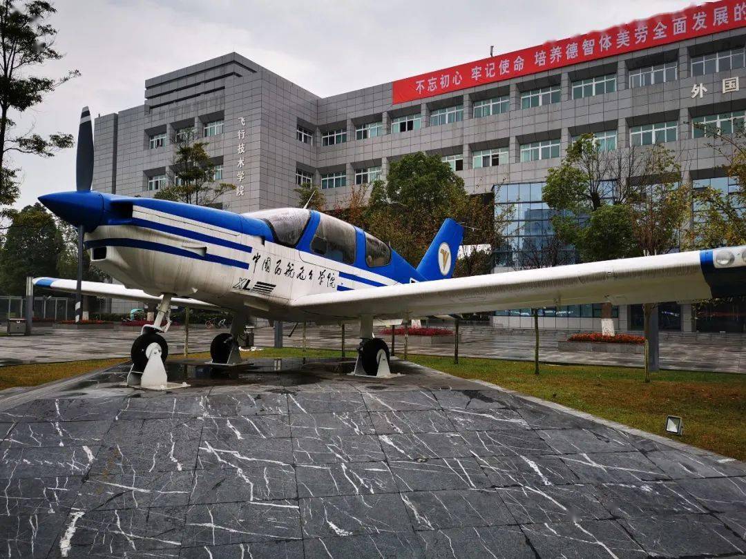 不足小编建议走进校门,在我们的正前方是金鸥广场和学校图书馆大楼