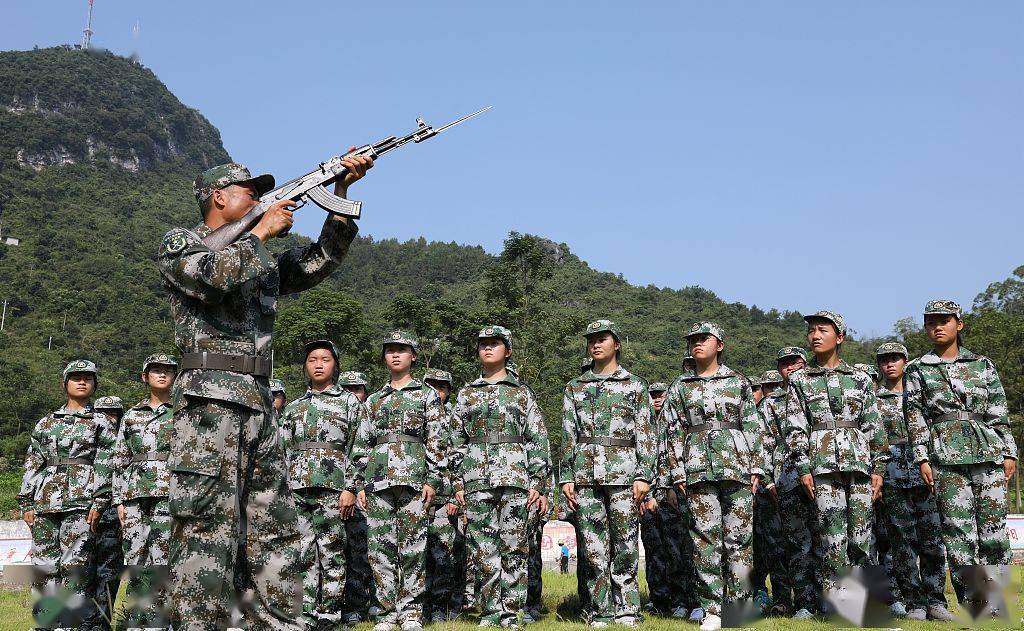 广西来宾新生军训学射击增强学生国防观念