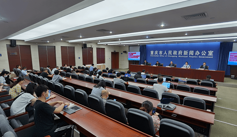 新闻发布会现场 罗嘉 摄重庆电视台:请问游四海书记,你作为驻村第一