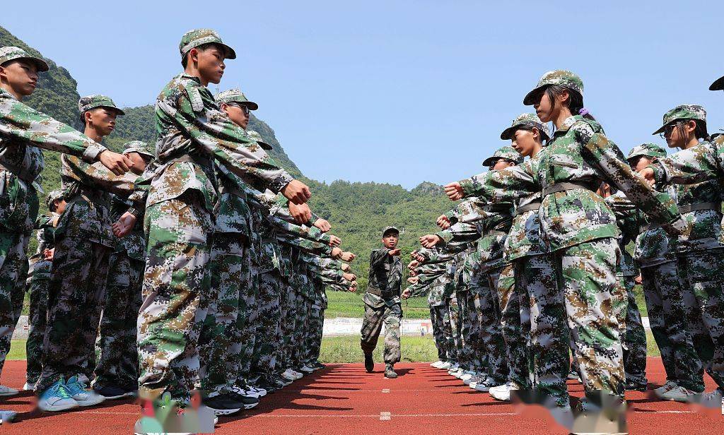 廣西來賓新生軍訓學射擊增強學生國防觀念