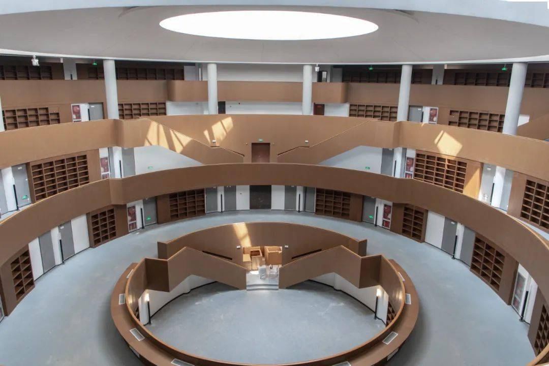 现代感满满的图书馆,图书馆透露着宁静与和谐的文化氛围.