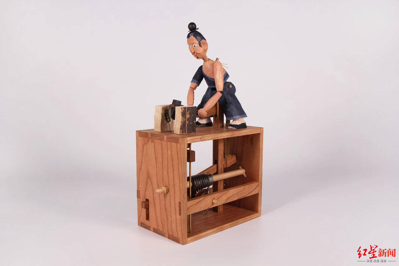 把机械人偶当作职业的手工匠人用木头机关让玩偶动起来