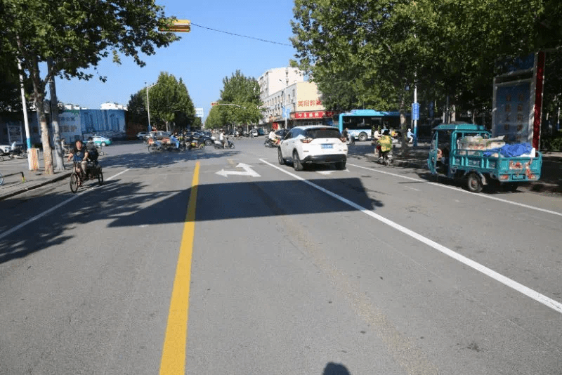 新华路与湖滨路交叉口东西行驶方向变为两车道!_停车位