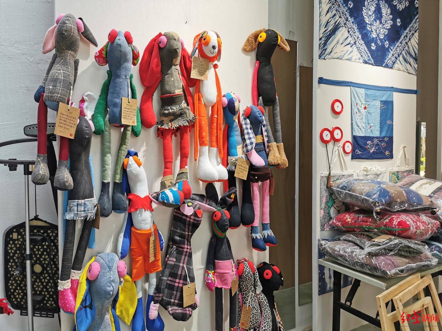 一件浓缩20多年人生的长褂背后:身残手巧改造旧衣 她俩领薪万元