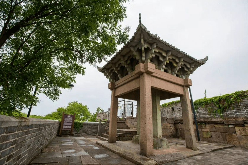 据民国《镇海县志》载,该亭始建于明万历元年(1573),亭内有竖碑,由