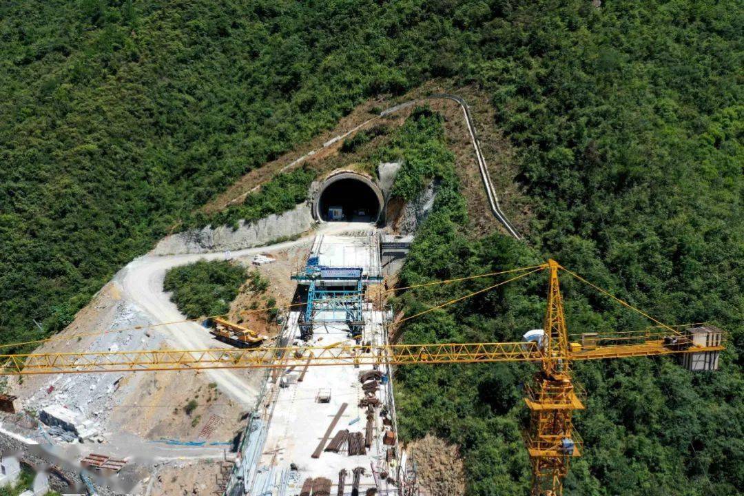 郑万高铁保康段罗家山隧道正式贯通!