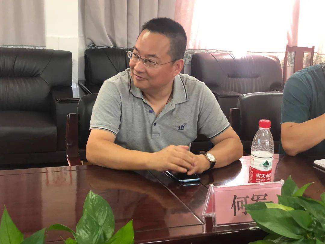 9月3日下午,慈溪市教育局副局长何军一行前来我镇巡视新学期开学工作.