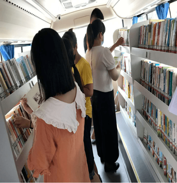 武清区图书馆流动图书车走进崔黄口_村民
