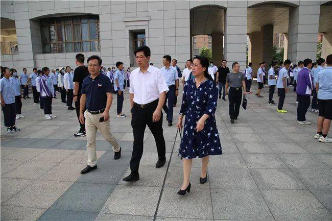 市关工委主任仲琨一行来新海实验中学视察指导关工委工作