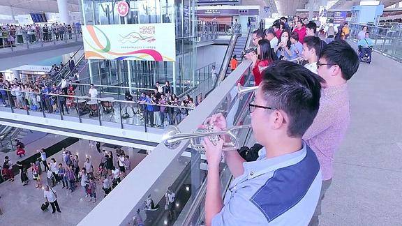 这才是香港机场该有的样子管弦乐快闪演奏名曲外国人都看懵了
