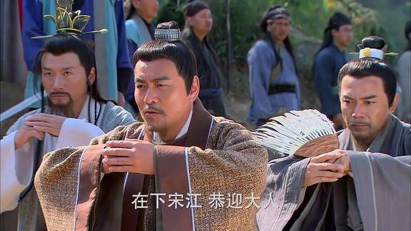 武松朝廷招安梁山好汉宋江众人下跪相迎不料李逵当场闹事