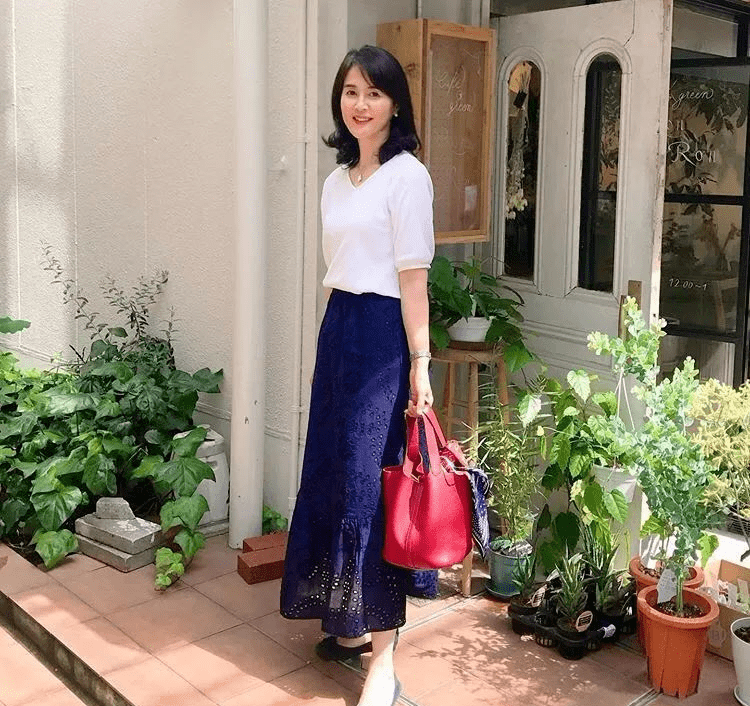 45岁日本博主的穿搭太美了,优雅而从容,中年女人照着穿就对了