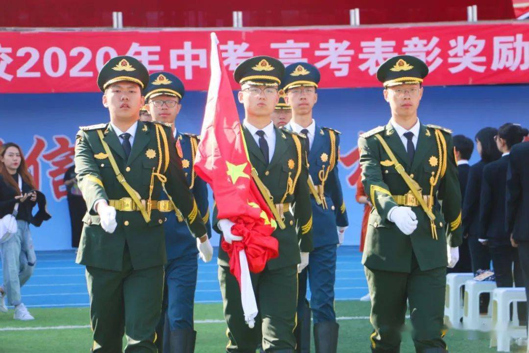 高考大捷迎接新学期和新同学的到来01升国旗 奏唱国歌衡水第一中学