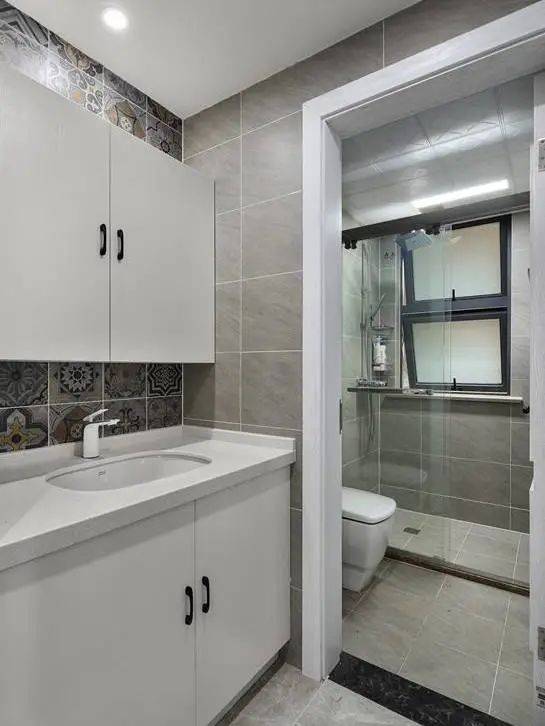 利用通顶推拉门来实现干湿分离的设计,前提条件是卫生间是长条形,这样