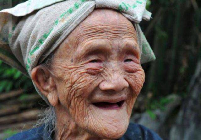 她活了127岁,125岁时还能爬山砍竹子,专家指出她长寿秘诀