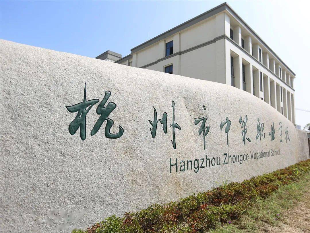 而新的故事,正在等待新的人书写更巍峨的大门更明亮的教室更宽敞的