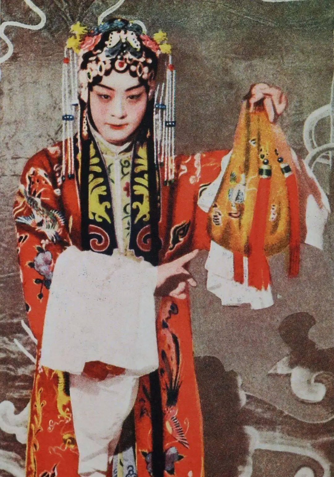 婚期中途遇风雨,在春秋亭避雨时,遇见贫女赵守贞出嫁的花轿,赵守贞