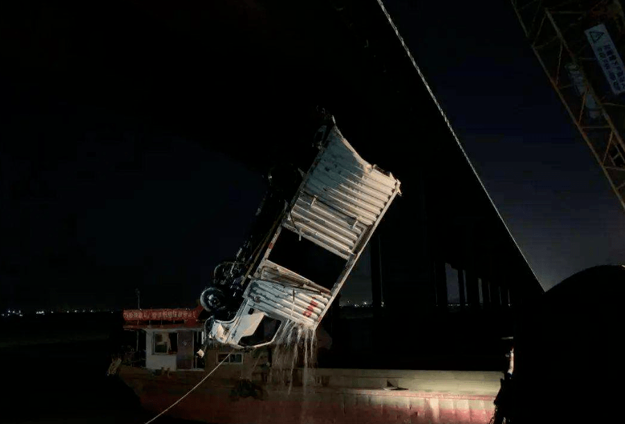 当日6时27分许,有群众报警称,珠海大桥上一辆轻型货车坠桥落海.