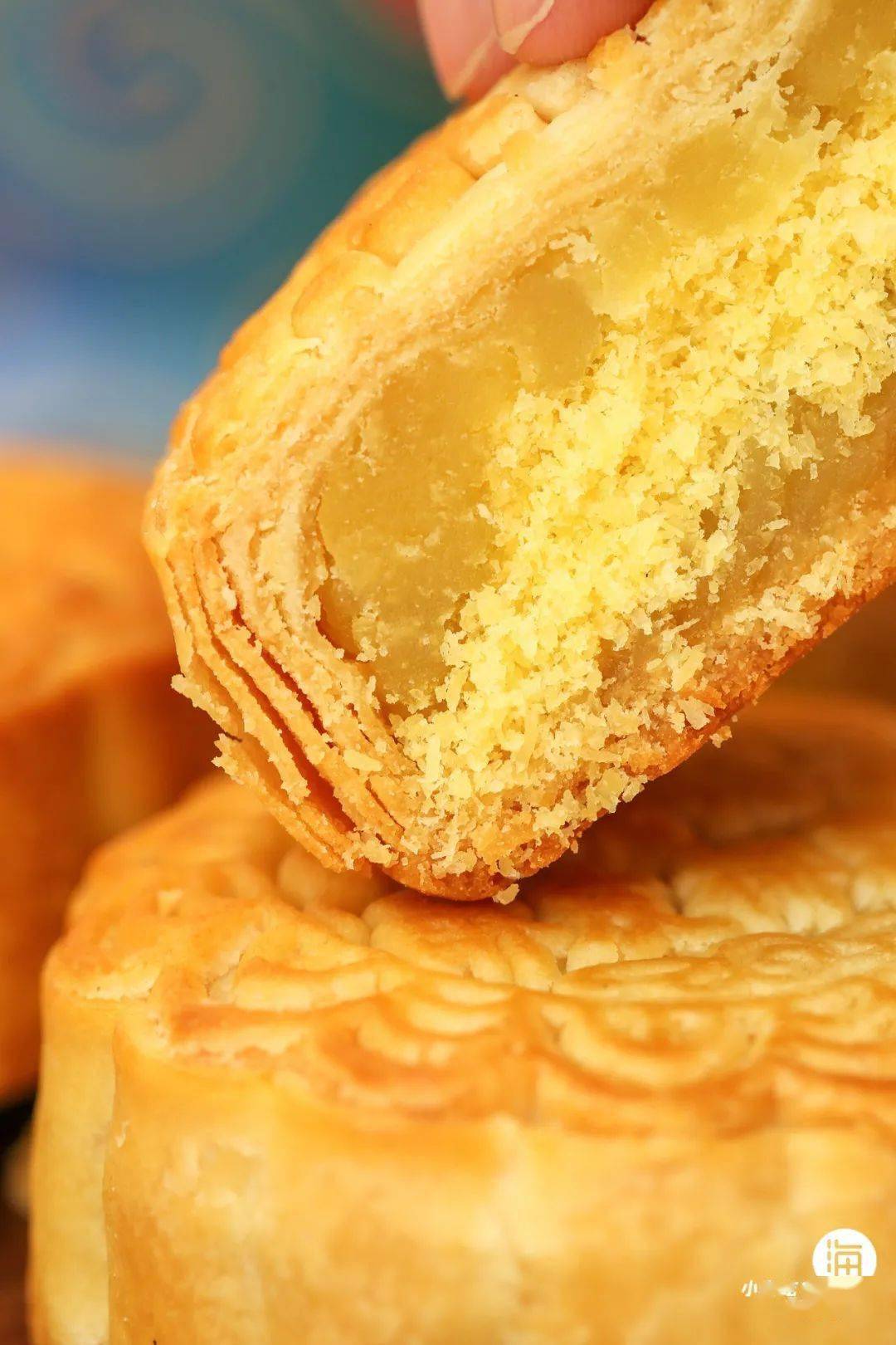 软软绵绵的,不会过甜,配合口感极佳的酥皮,是记忆里琼式月饼的味道!