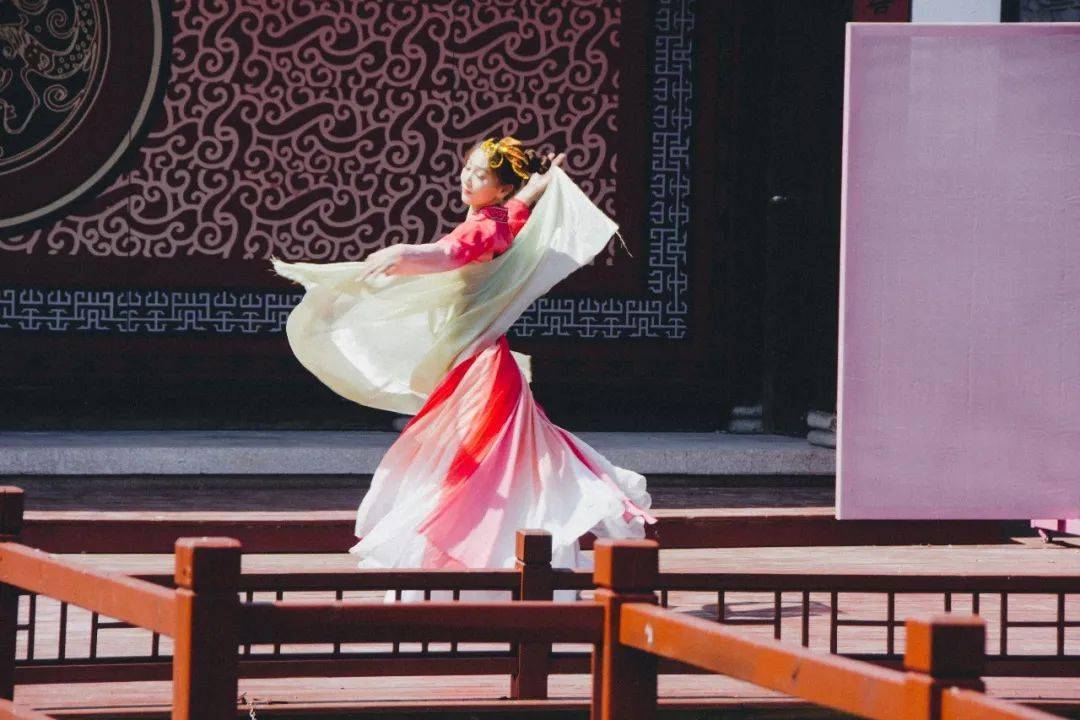 1暂居第6名12号选手:陈苗苗才艺展示:古筝演奏《梦里水乡》命题