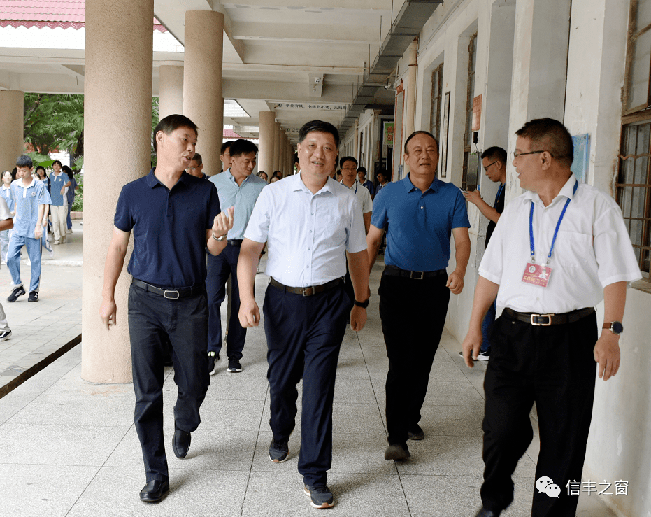 信丰中学今年高考再创佳绩,苏昊政,温晓波分别考入清华大学,北京大学.