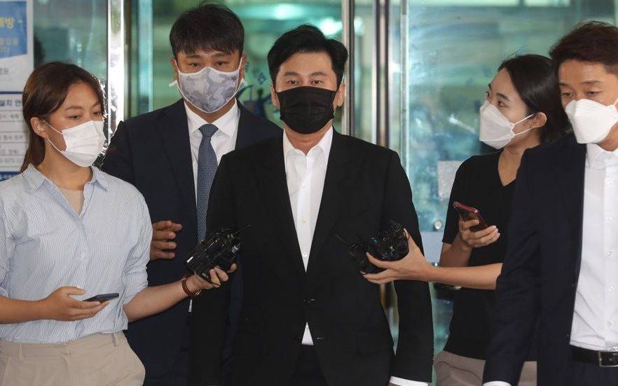 yg娱乐前代表梁铉锡出席庭审,承认参与境外非法赌博