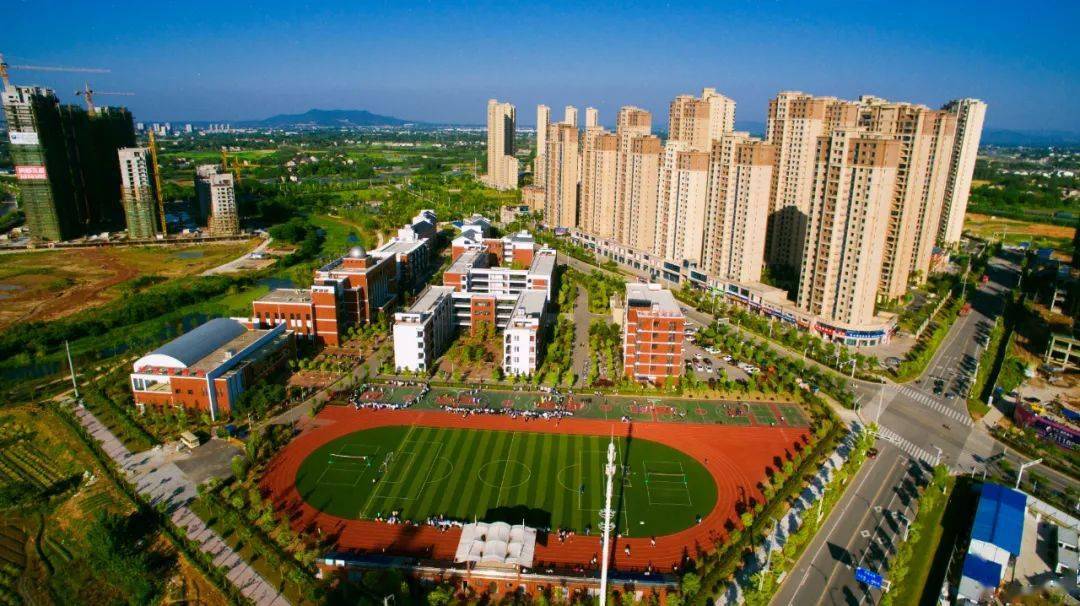 美丽的泥河河畔,充满欢声笑语的校园里,开启了中学时代多彩生活的序幕