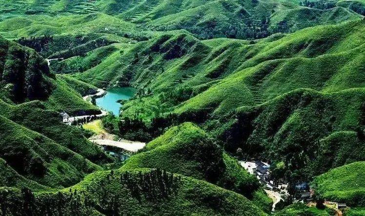 青虚山景区由三座主峰和十几座峰林构成,风景区内秀峰林立,峡谷幽深
