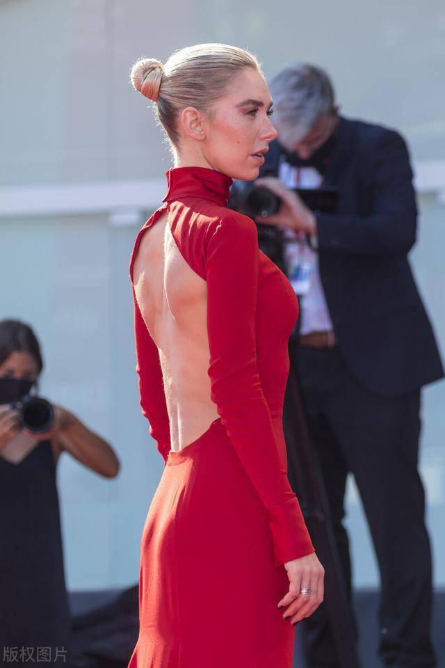 凡妮莎·柯比 身材紧致 这裙子太美了_手机搜狐网