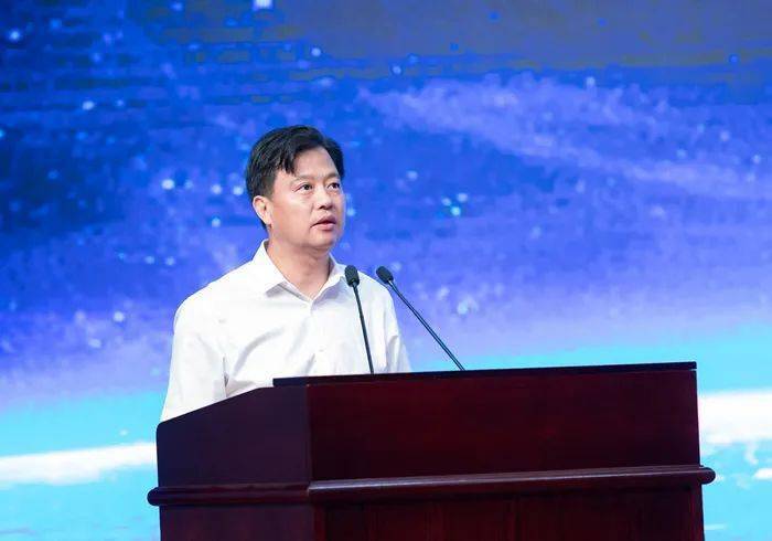 校长陈光亭,台州市商务局局长陈肖力致辞,共同为台州市电子商务培训