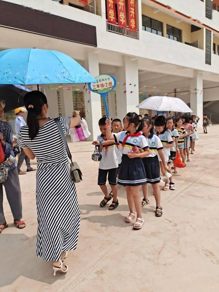 藤县津北第四小学,学生追公交车跑!学校紧急开会商讨