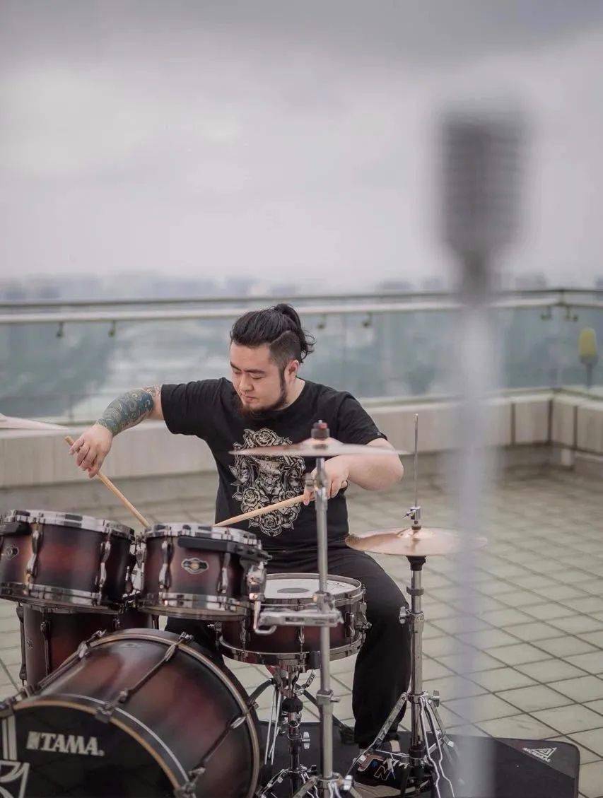 第二家店静坐于热闹的舟宿夜江一隅,不会刻意卖弄情调,与其说它是酒吧