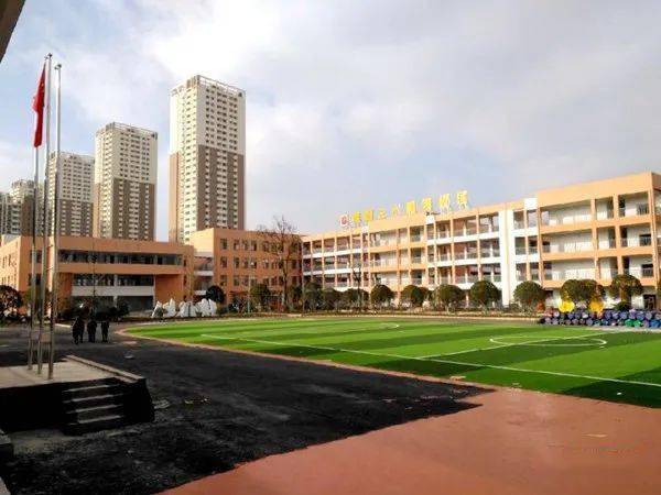 杨正聪是昭阳区第五小学校长,这几天正在为参加9月10号举行的全市教师