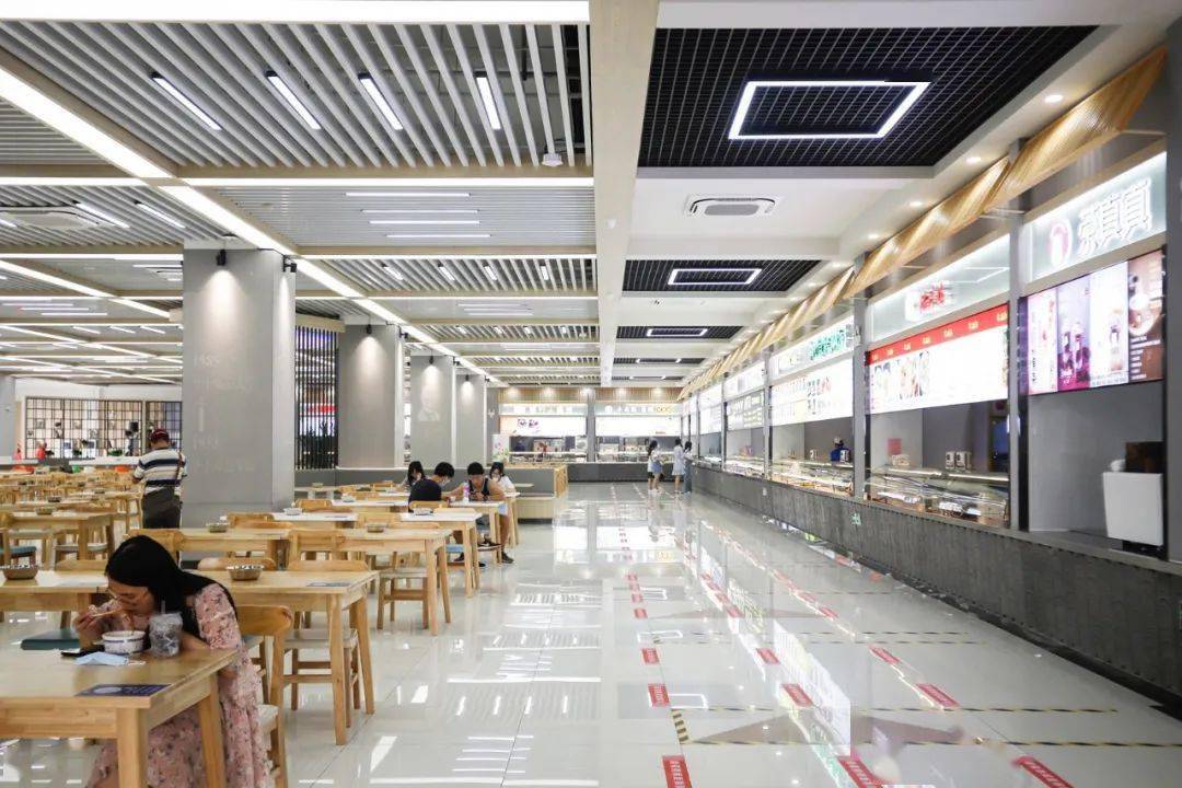 宽敞明亮的大厅焕然一新,高端大气的环境让人眼前一亮走入南湖食堂二