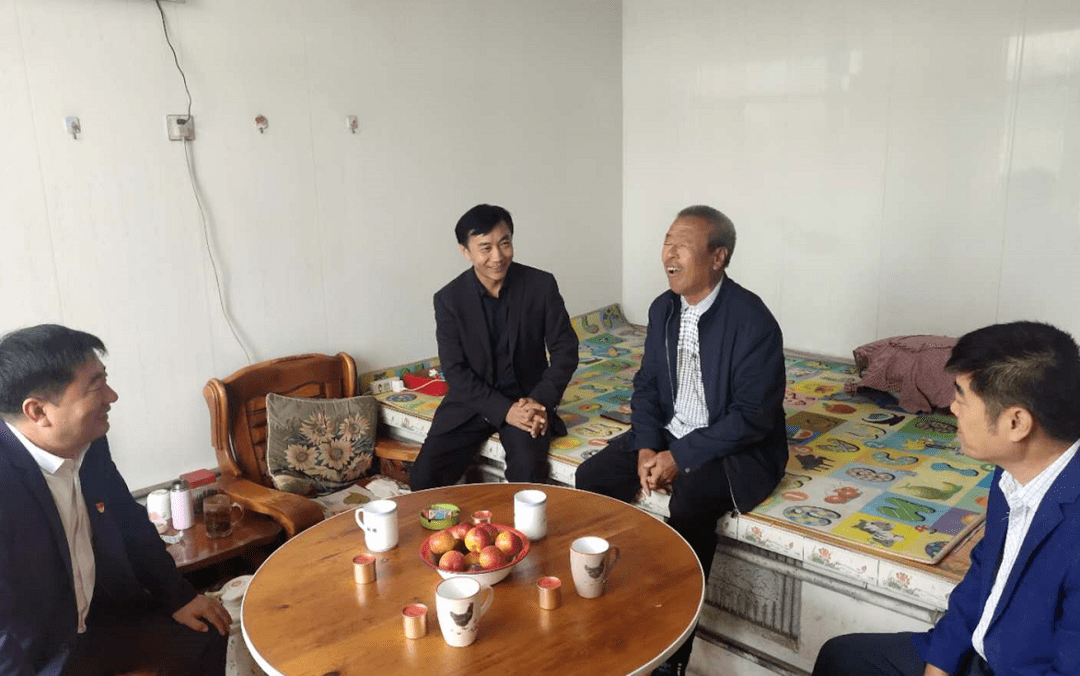 旗四机关领导开展教师节慰问活动