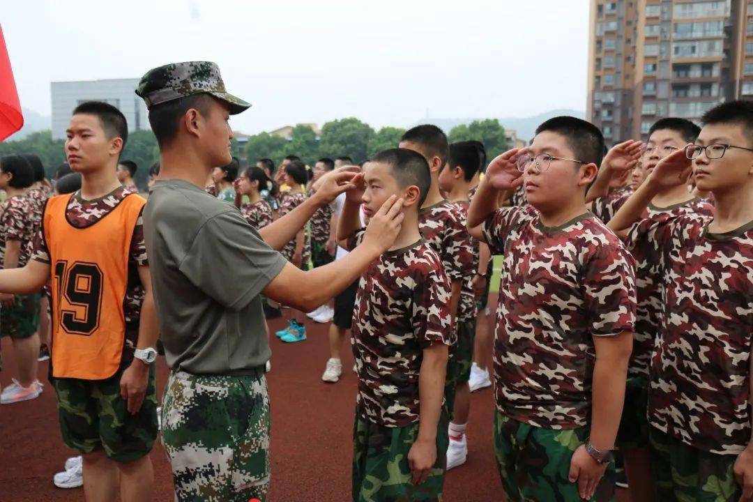 二外学子身姿矫健,练兵场上展风采——泸二外2022届军训总结大会