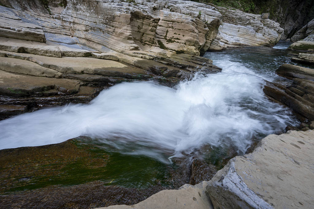 湖北恩施地心谷景区峡谷流水潺潺