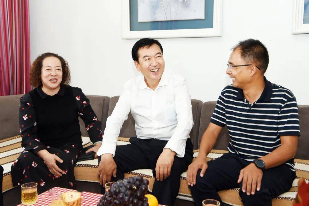 要闻丨张院忠教师节前夕慰问优秀教师代表