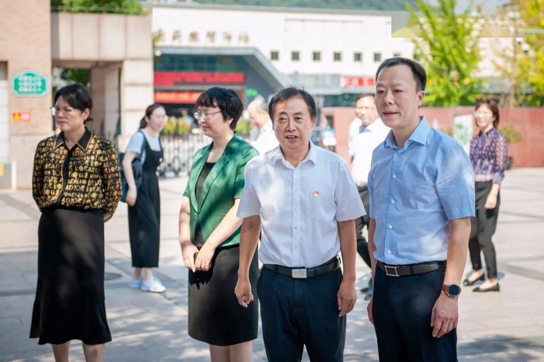 区领导王牮莅临富春中学走访慰问教师