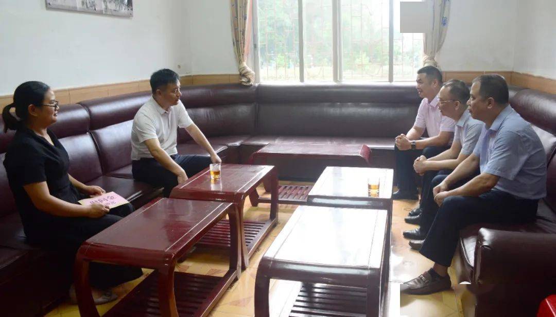 9月8日,县委书记刘飞国一行到昭平中学看望慰问教师代表蓝志英老师