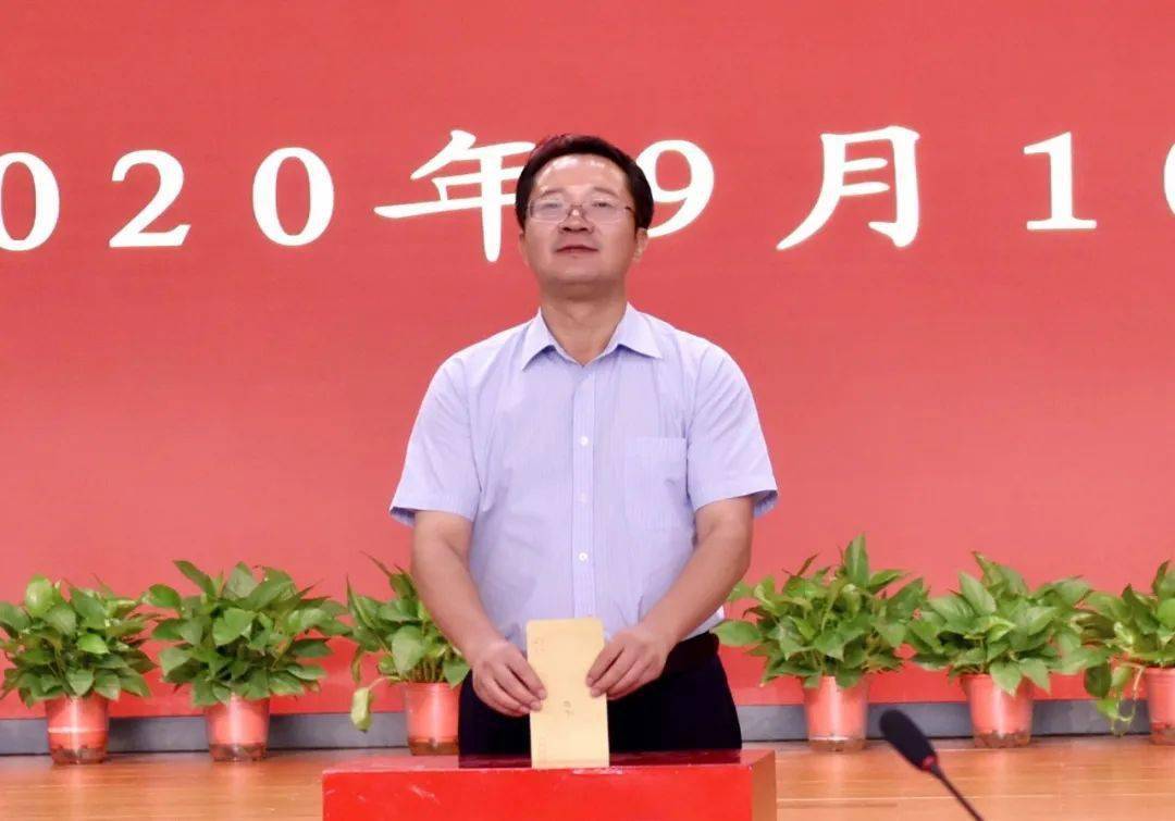 副市长丁春华主持会议.市领导吉天鹏,沙顺喜,常传林,刘玲洁参加会议.