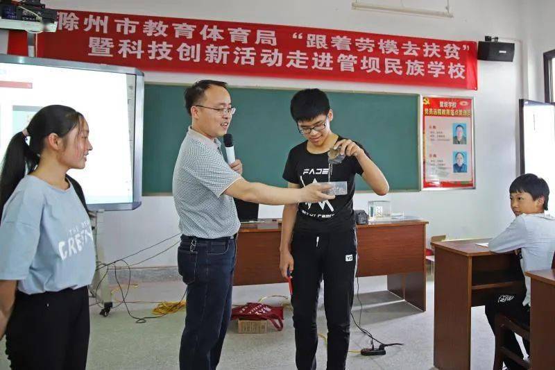 万鹏老师实验教学万鹏,安徽省滁州中学高级教师,荣获滁州市"科技