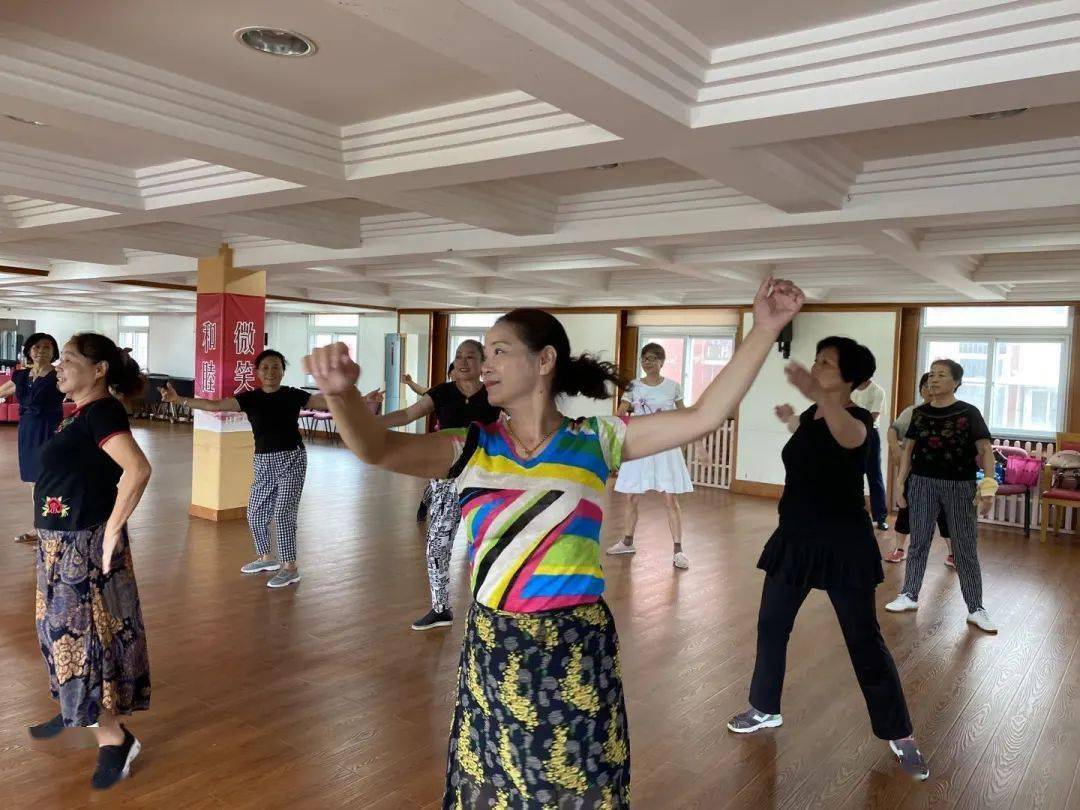 杨浦这群最美广场舞阿姨跳进央视high到记者都舞起来