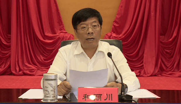 官渡区委书记 ,空港经济区党工委书记和丽川主持会议并作讲话.