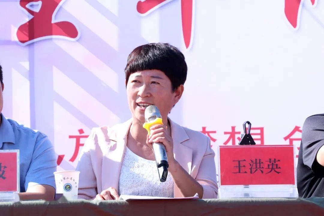 县教体局副局长白岗坡,县二高校长王洪英,县二高书记王丙建,北京励仞