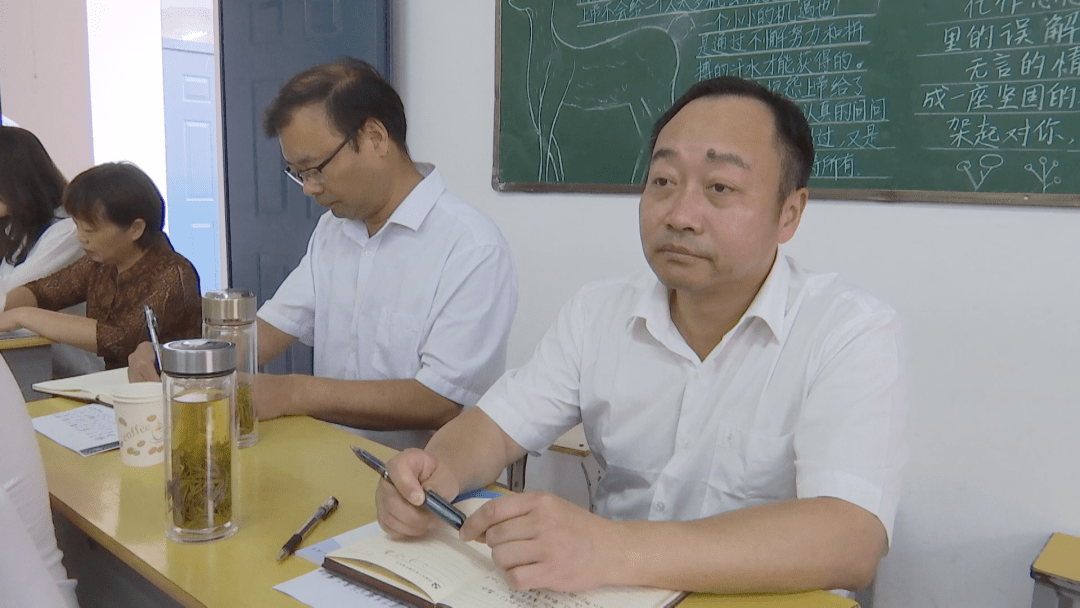 最后,刘博夫来到灵璧二中,现场和同学们一起听取该校高二年级语文教师