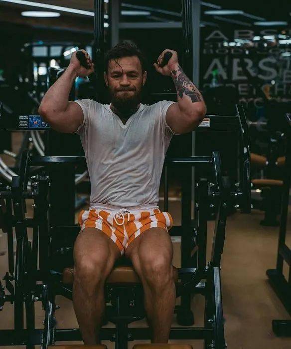 从最新分享的照片看,康纳本次训练以蹲腿和腹部训练为主.