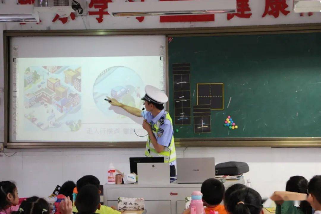 交通安全记心间交通安全教育讲座走进北白象镇第七小学