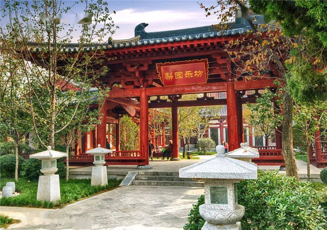 如今,置身唐华清宫梨园遗址,遥想一千多年前的盛世唐朝,我们为唐玄宗